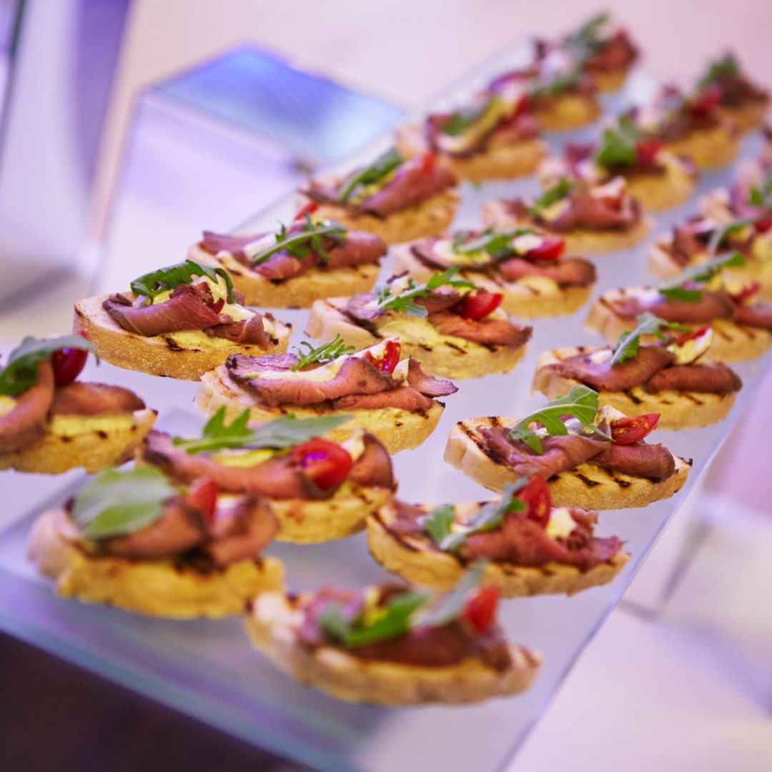Hapjes geserveerd op een event