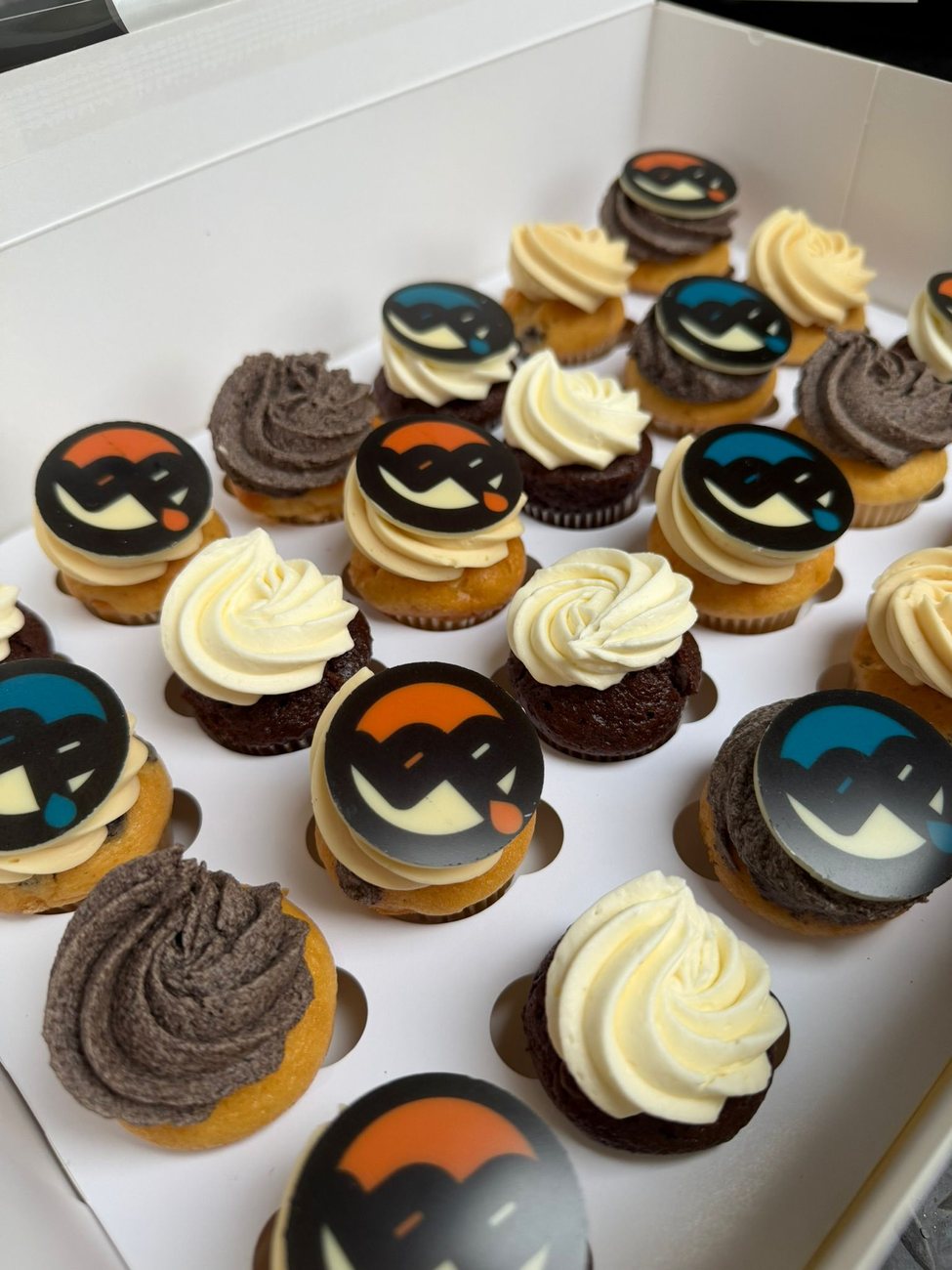 Branded cupcakes met logo in bedrijfsstijl