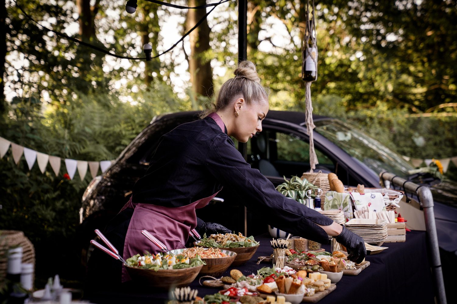 Shared dining spread op locatie