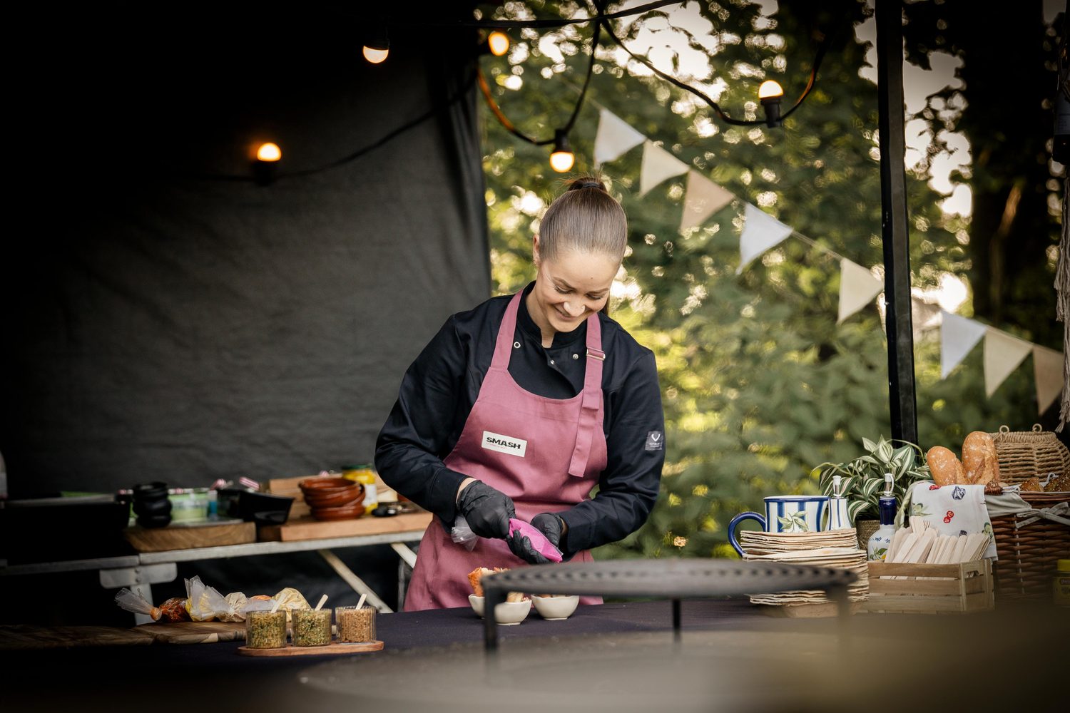 Chef serveert aan het buffet