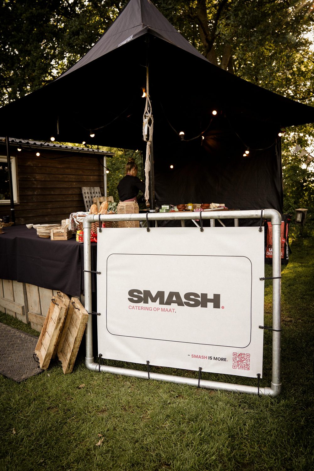 SMASH branded bord in het bos