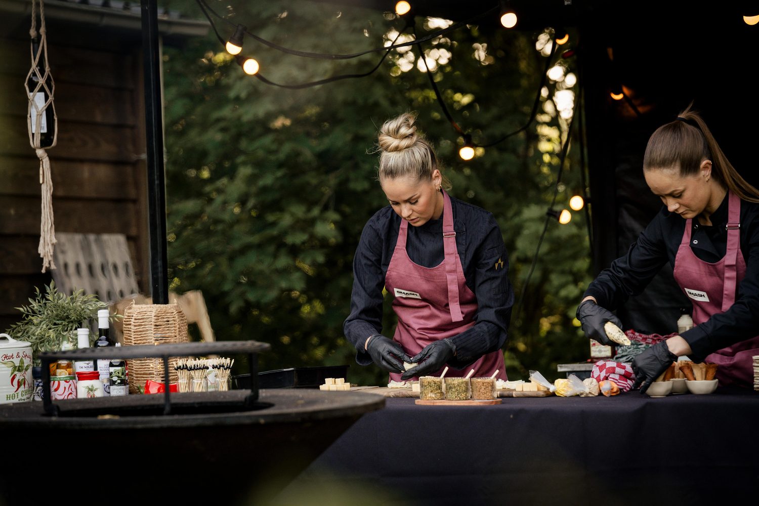Chef serveert gasten op locatie