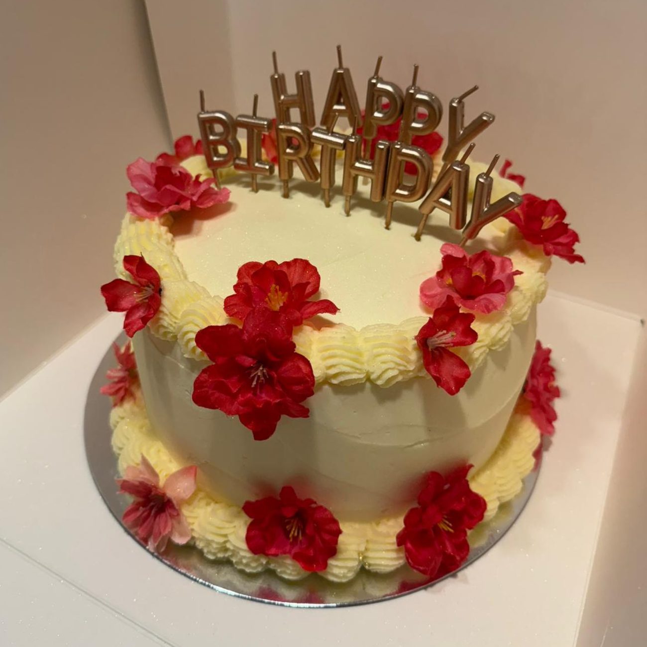 Verjaardagstaart met bloemen