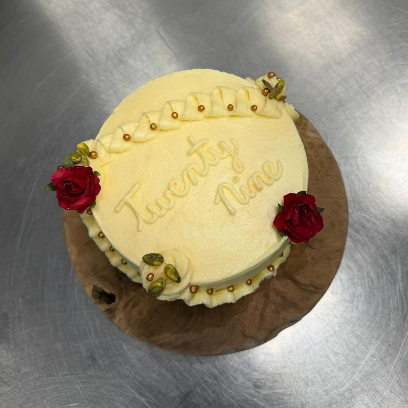 Elegante custom cake met rozen van Zoet