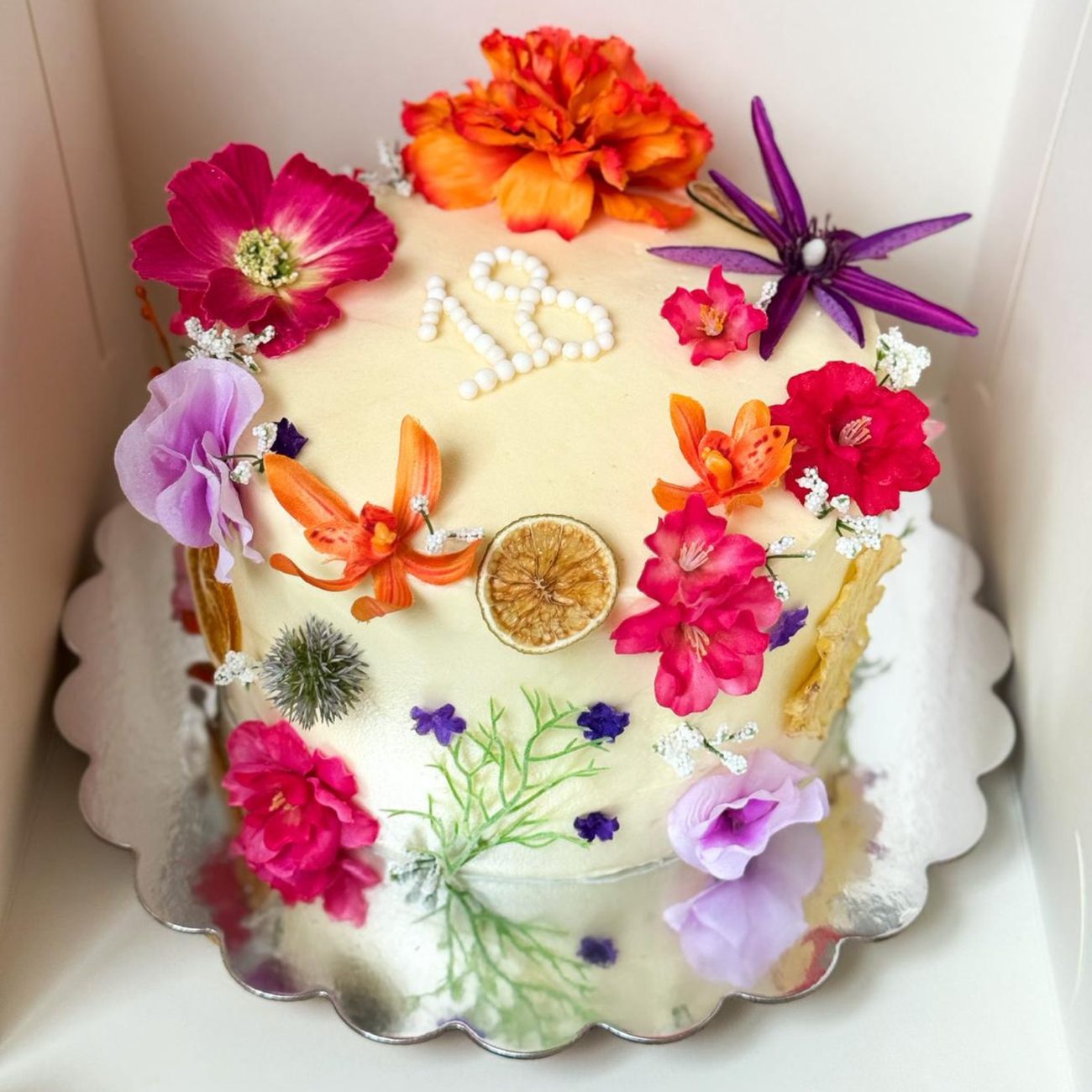 Bruidsgebak met verse bloemen